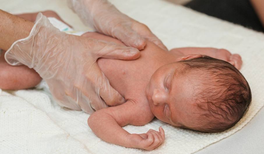 seance de kinésithérapie respiratoire pour Bébé aspiration bronchique au MAROC rabat casablanca marrakech tanger