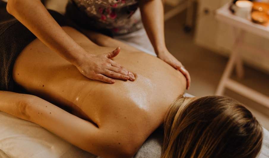Service de massage thérapeutique à domicile pour femme par kinésithérapeute au Maroc