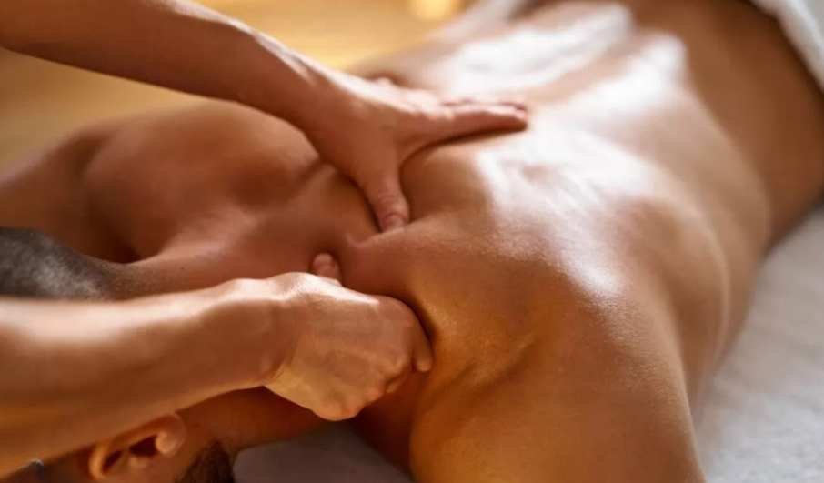 Service de massage thérapeutique à domicile pour homme par kinésithérapeute au Maroc